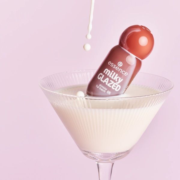 Essence Balsam de Buze Milky Glazed Glossy Lip Balm 05 Latte-Tude 4ml