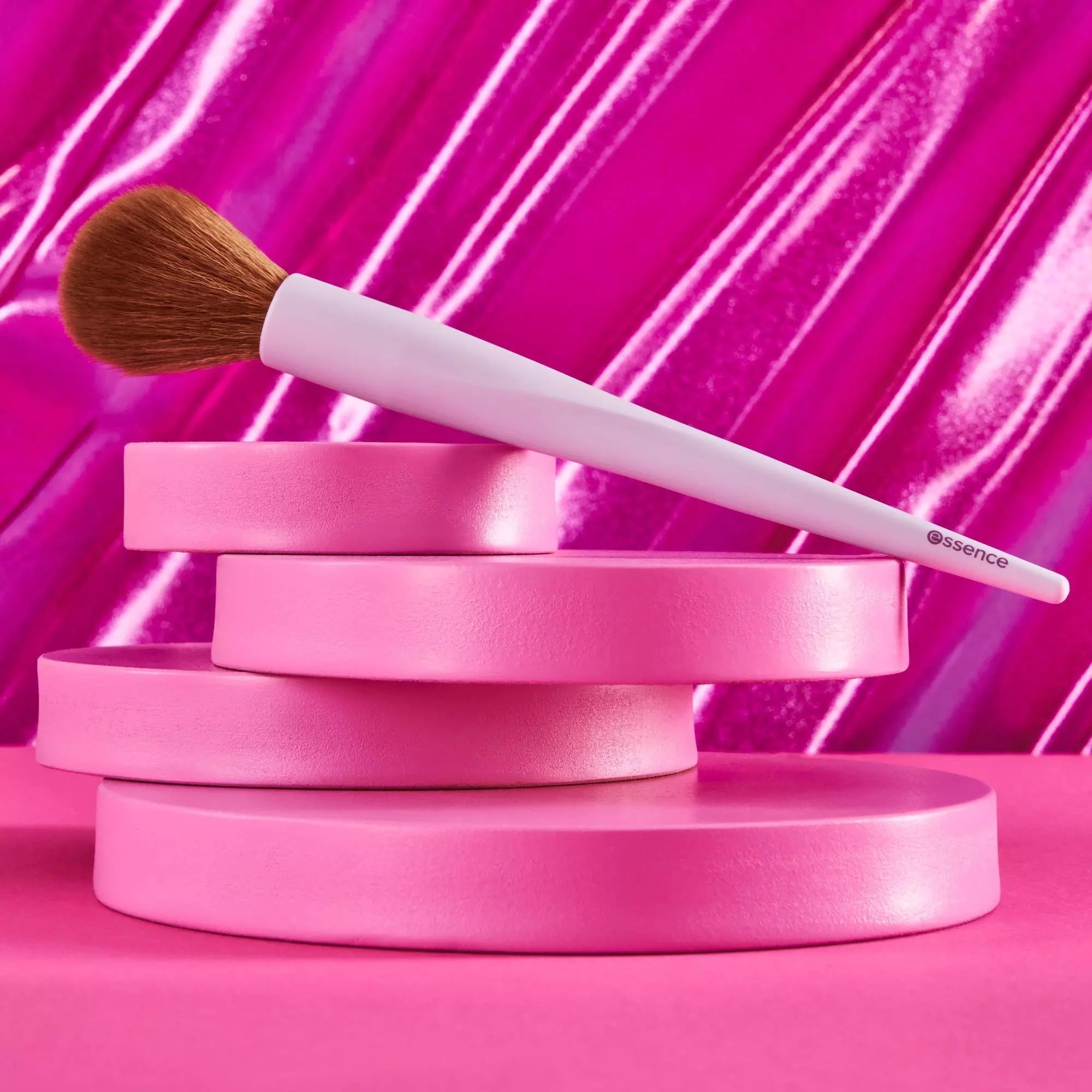 Essence Pensula Fard de Obraz Blush & Highlighter Brush 01 It's Glow Time