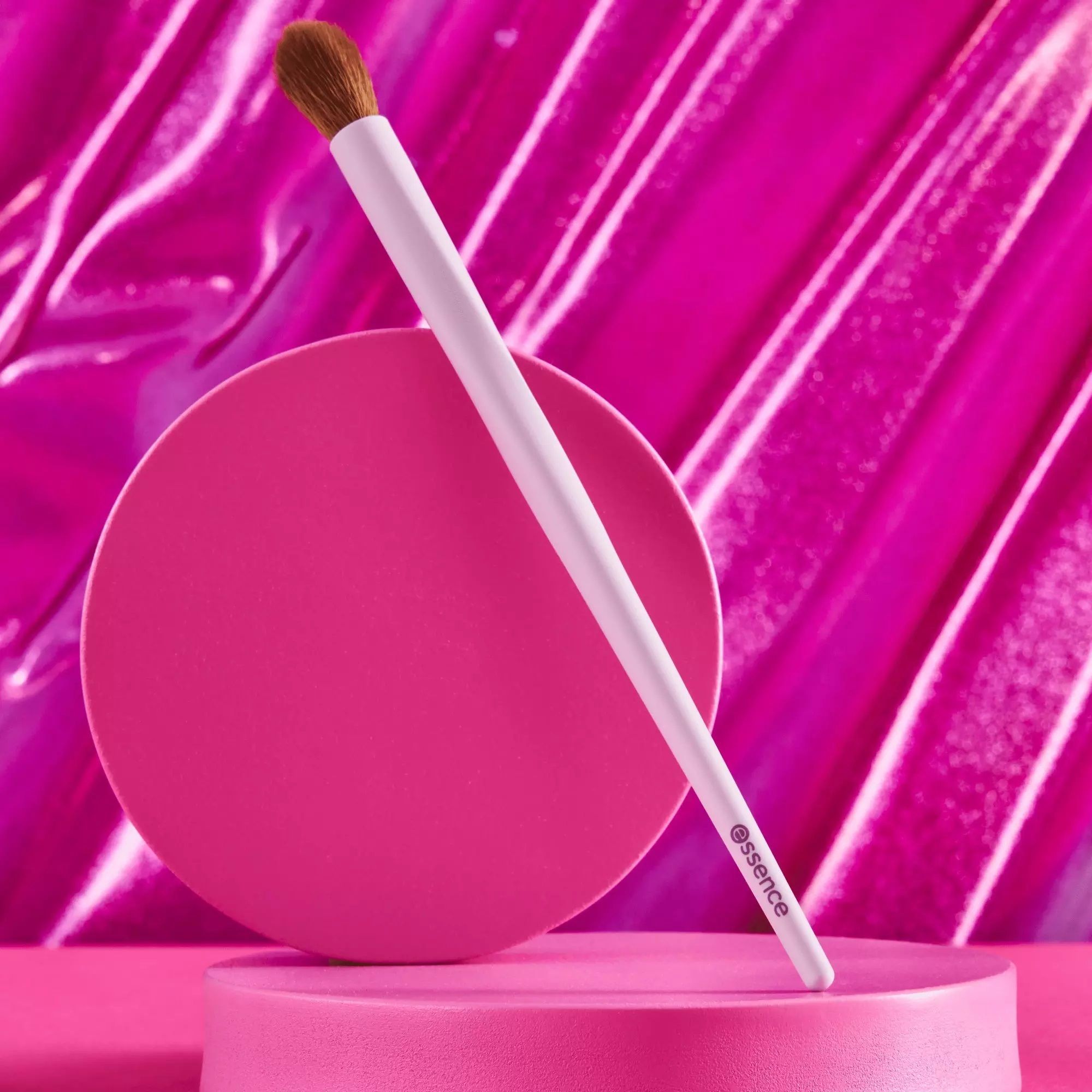 Essence Pensula Fard de Ochi Blending Brush 01 Blending Is My Cardio